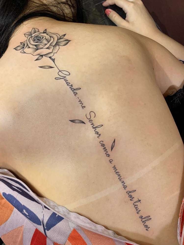 Mulher exibe tatuagem de flor