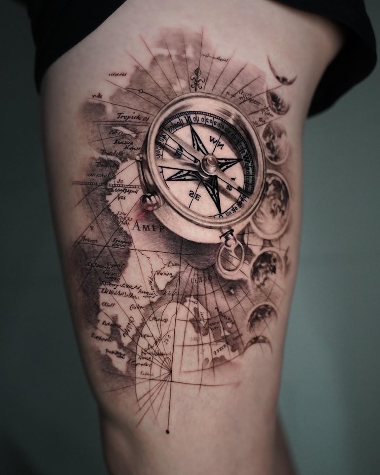 Tatuagem de globo com bússola preta e branca e fases da lua