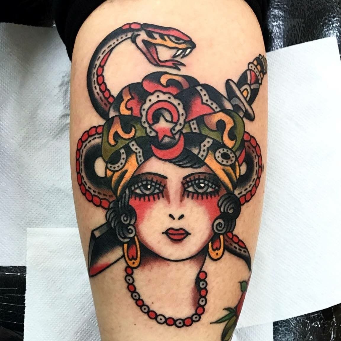 tatuagem-de-medusa-colorida-old-school tatuagem de medusa old school