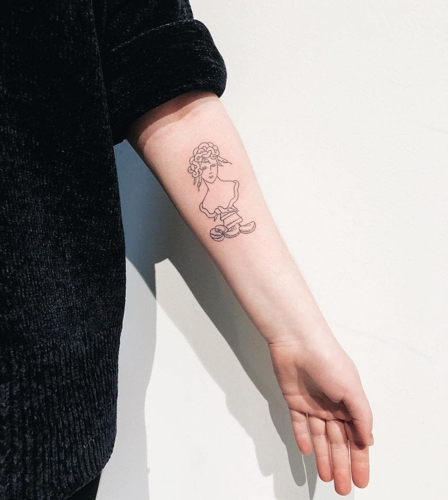 tatuagem-de-medusa-minimalista-2 tatuagem de medusa no antebraço