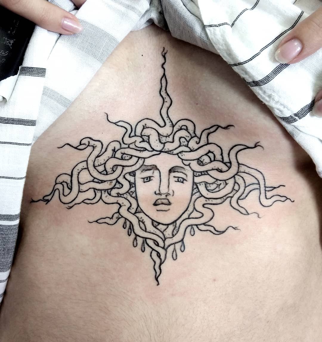 tatuagem-de-medusa-minimalista tatuagem de medusa minimalista