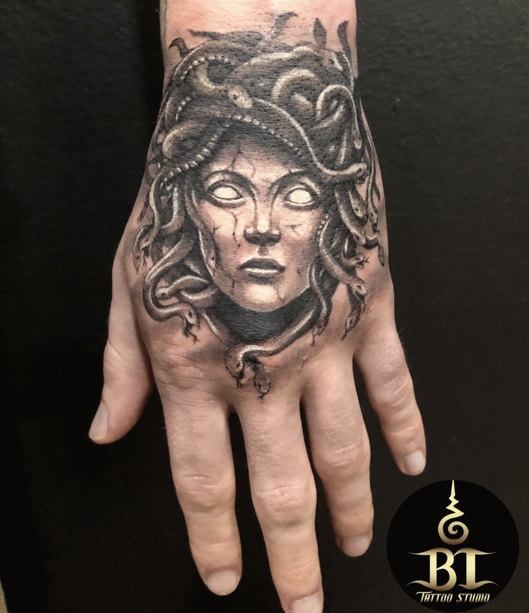 tatuagem-de-medusa-na-macc83o-2-scaled-1 tatuagem de medusa na mão