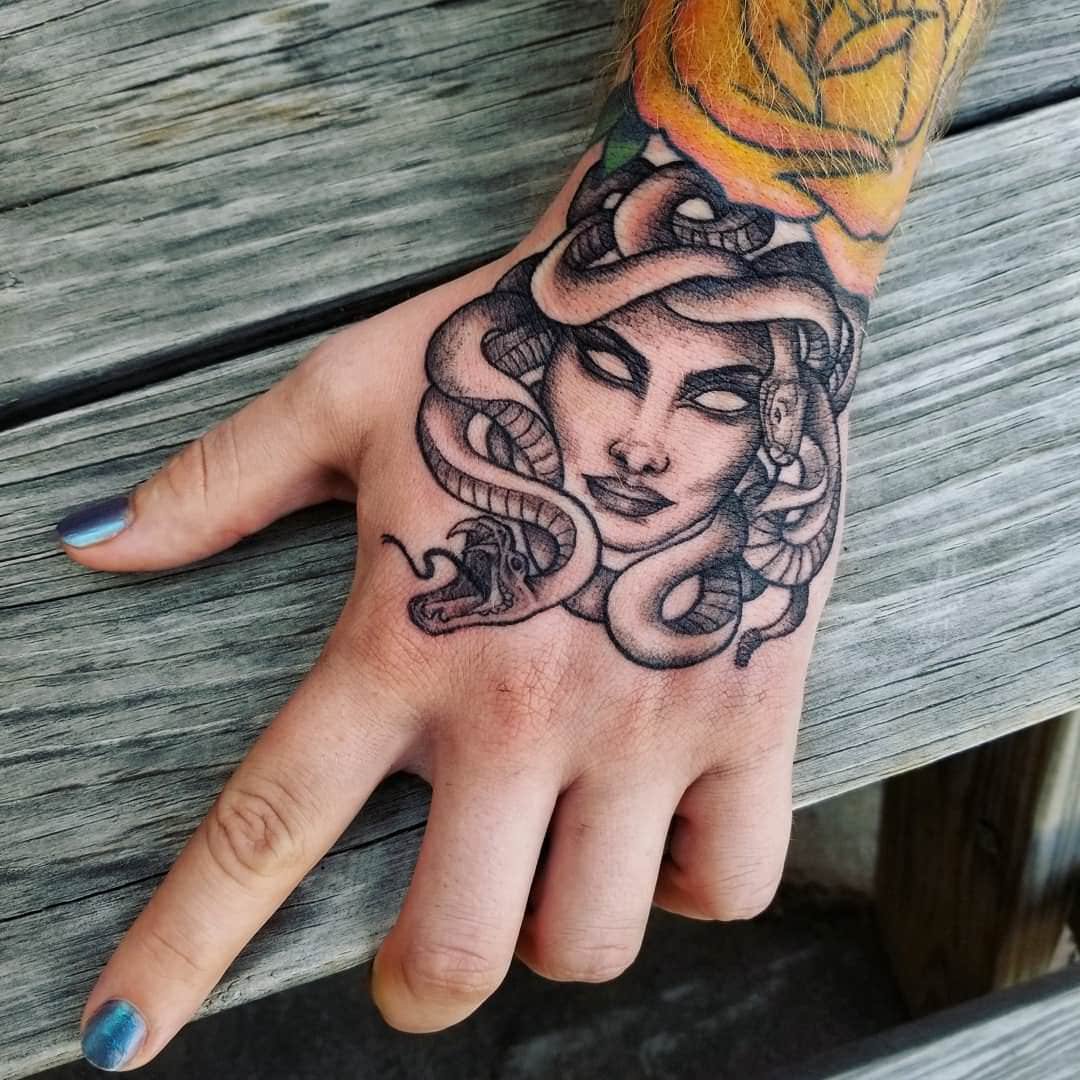 tatuagem-de-medusa-na-macc83o tatuagem de medusa na mão