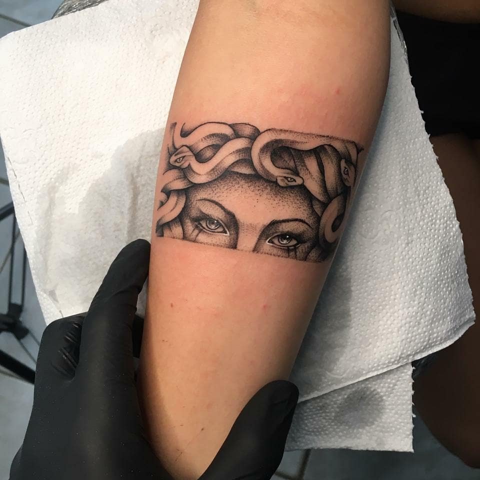 tatuagem-de-medusa-no-antebraccca7o-3 tattoo de medusa geométrica