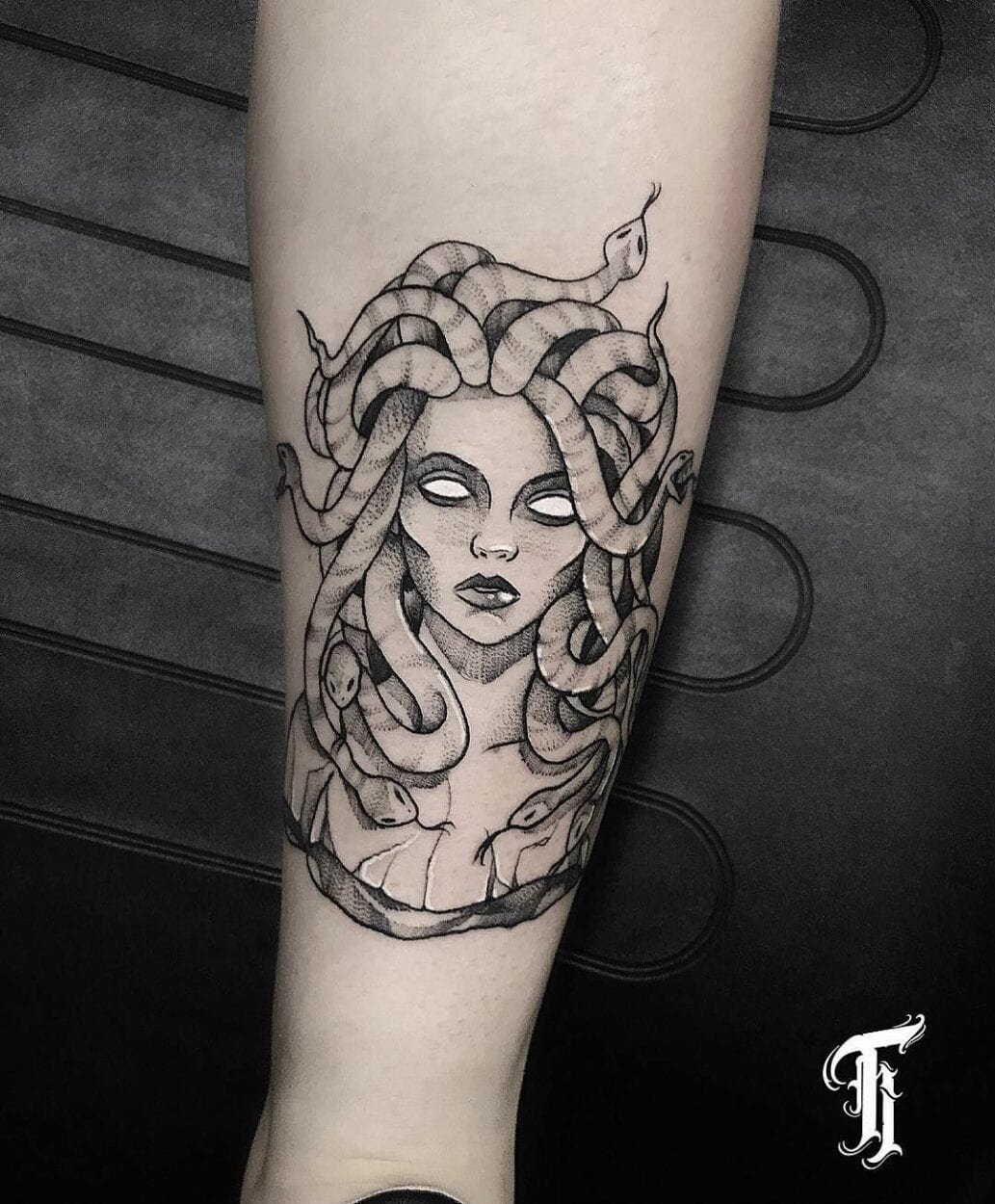 tatuagem-de-medusa-no-braccca7o-1-scaled-1 medusa no antebraço