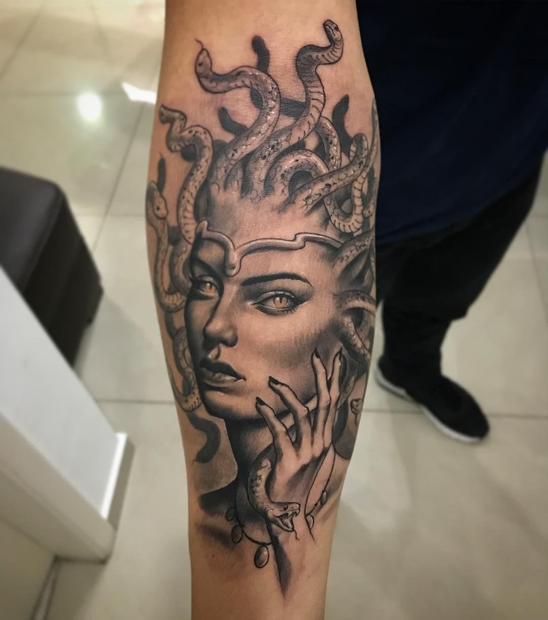 tatuagem-de-medusa-no-braccca7o-3 tatuagem de medusa o que significa