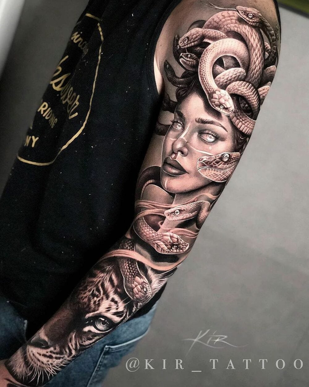 tatuagem-de-medusa-no-braccca7o-realista-scaled-1 tatuagem de medusa no braço