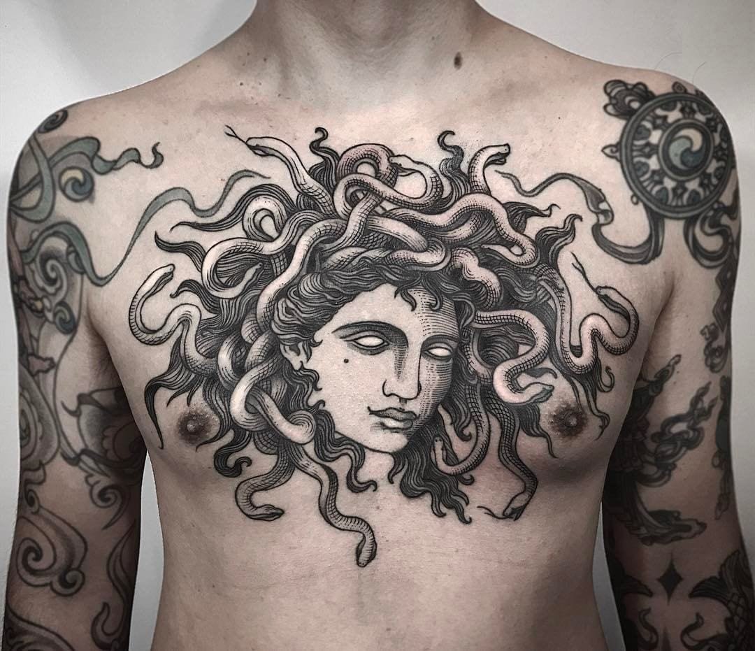 tatuagem-de-medusa-no-peito-masc-2 medusa tatuada no peito