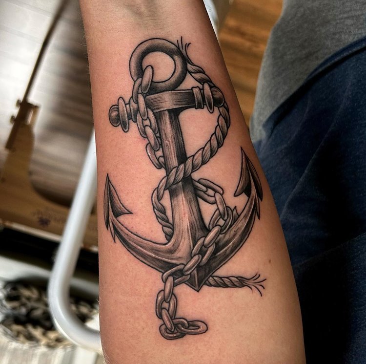 tatuagem de âncora preta com corda em braço