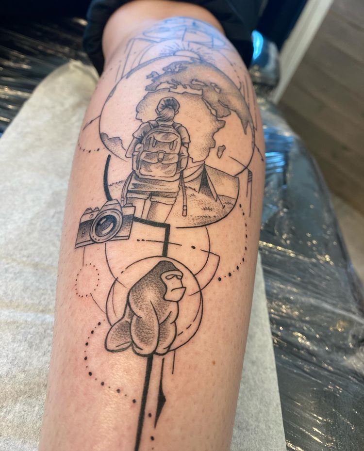Tatuagem de viagem no braço de mulher com mochila vendo o mundo