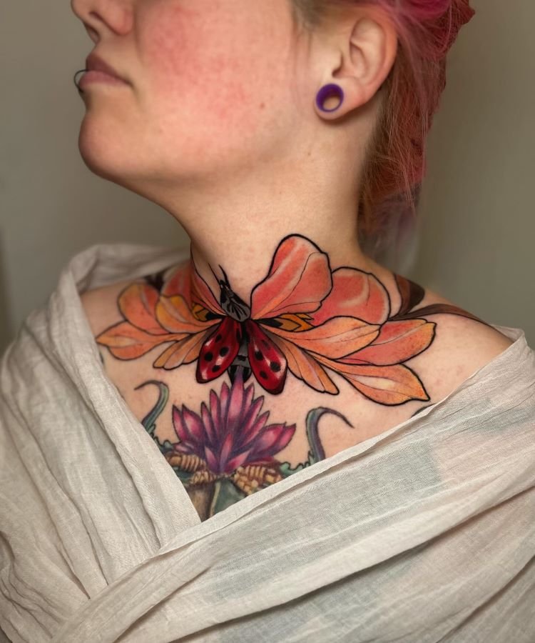 tatuagem-feminina-no-pescoco-14-1 A imagem mostra uma pessoa de perfil com cabelo rosa preso em um coque. Ela tem uma tatuagem no pescoço de uma borboleta ou joaninha vermelha e preta, cercada por grandes pétalas de flor laranja. A tatuagem se estende até o peito, onde há uma flor de lótus roxa.