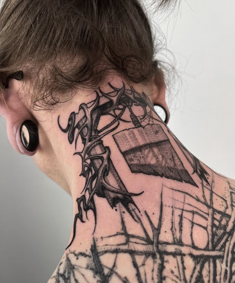 tatuagem-feminina-no-pescoco-31-1 A imagem mostra uma pessoa de costas com cabelo castanho encaracolado. Ela tem uma tatuagem no pescoço de um padrão de galhos entrelaçados e guilhotina, que se estendem da base do pescoço até a parte superior das costas. A tatuagem é detalhada em linhas finas pretas.