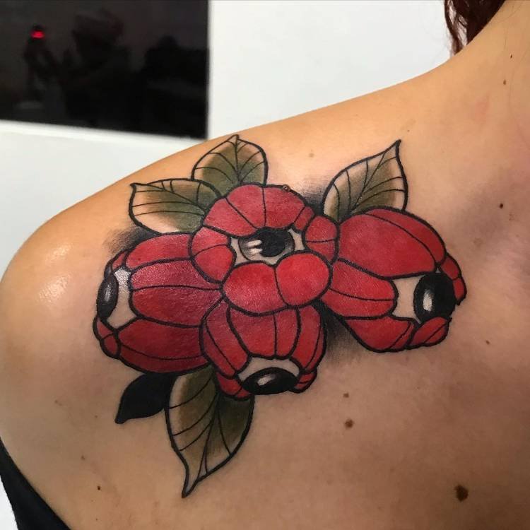 tatuagem-feminina-ombro-old-school Mulher de pele clara com tatuagem old school de guaraná no ombro