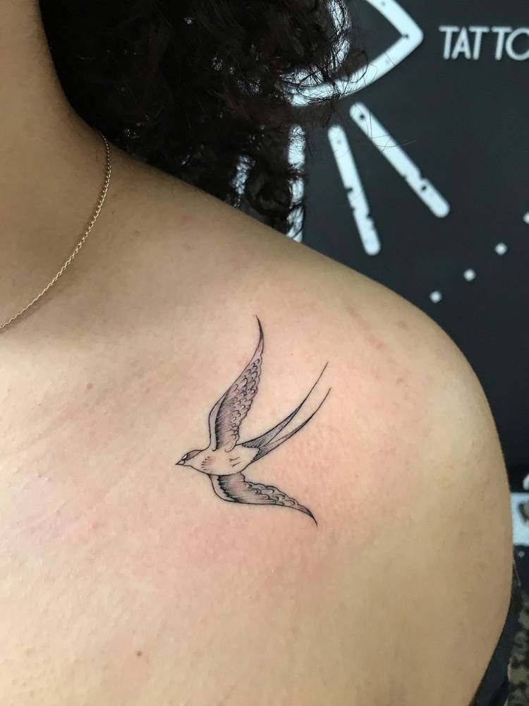 tatuagem-feminina-ombro-passaro Mulher de pele clara com pássaro sombreado tatuado no ombro
