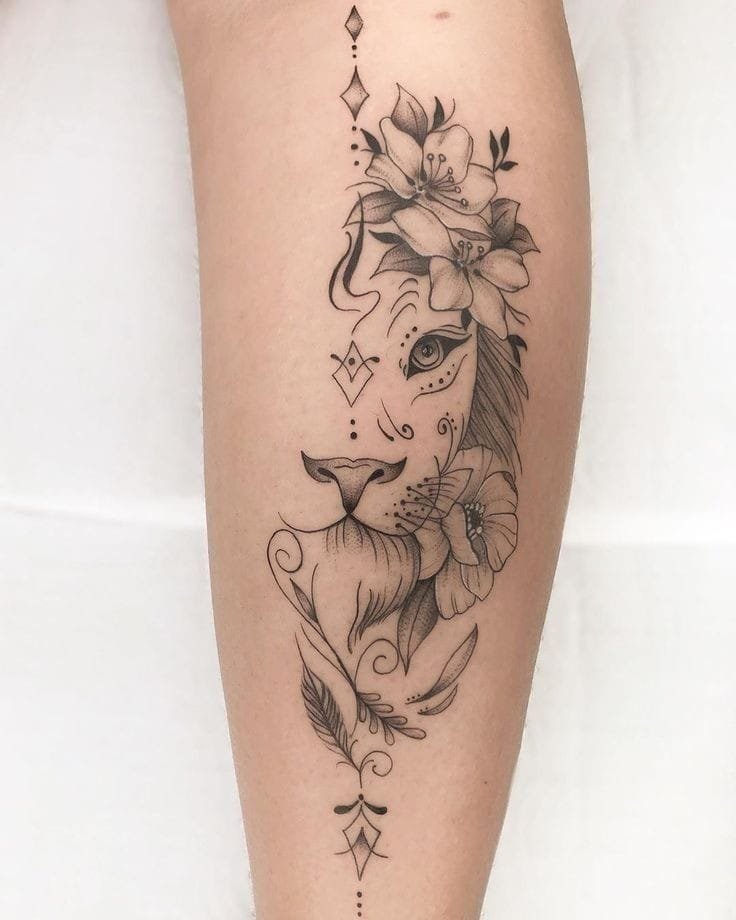 tatuagem no antebraço, imagem da metade do rosto de um leão, ao redor flores
