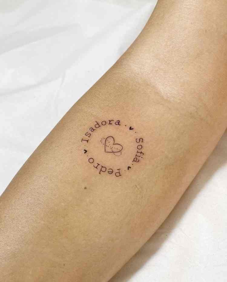 tatuagem-mae-1 tatuagem com 3 nomes em círculo e coração e símbolo do infinito no meio