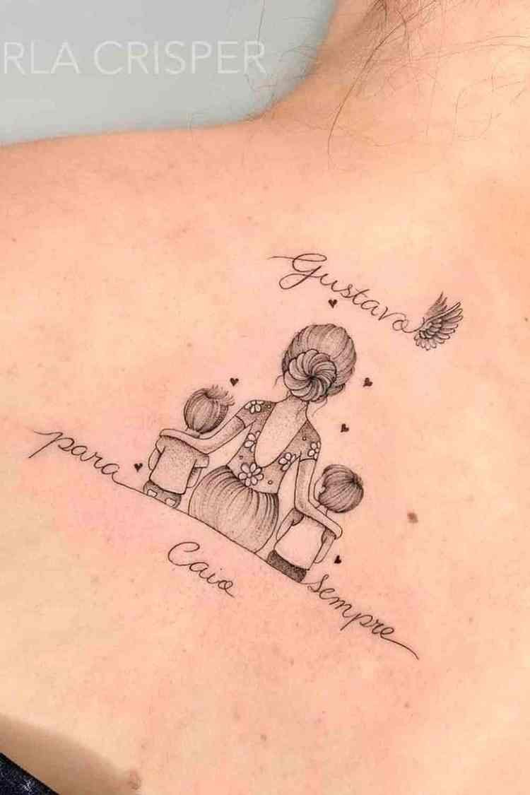 tatuagem-mae-2 tatuagem com mãe e dois filhos, um de cada lado. Ao redor nomes gustavo e caio, e "para sempre"