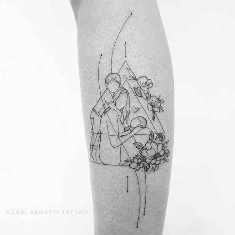tatuagem-mae-3 tatuagem com contornos de mãe e dois filhos, flores ao redor