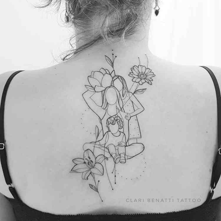 tatuagem-mae-4 tatuagem com contornos de mãe e dois filhos, flores ao redor