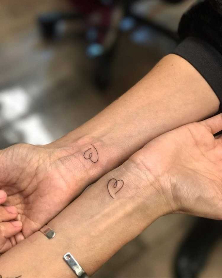 tatuagem-mae-e-filha-coracao-linha-unica dois braços com tatuagem de coração