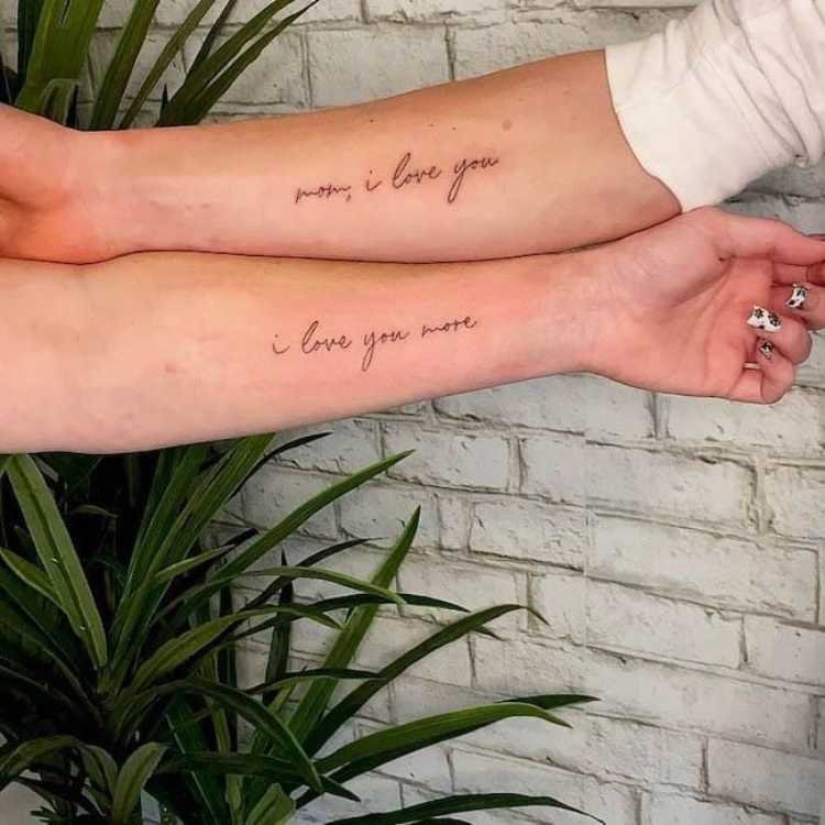 tatuagem-mae-e-filha-frase-amor tatuagem escrita "mãe, eu te amo, eu te amo mais", metade em cada braço, duas pessoas
