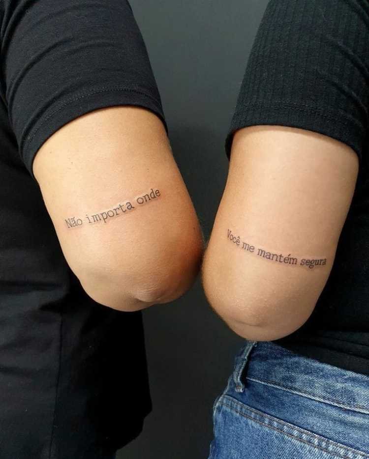 tatuagem-mae-e-filha-frase tatuagem em duas pessoas escrito "não importa onde, você me mantém segura"