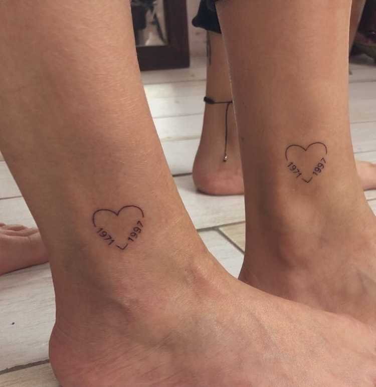 tatuagem-mae-e-filho-coracao-data tatuagem mãe e filho na canela, coração com o ano de cada um nas bordas