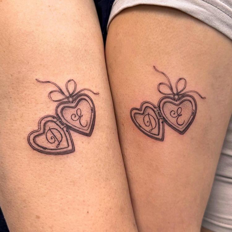 tatuagem-mae-e-filho-desenhos-1 Colar de coração que abre com as iniciais D e E, tatuagem de filha e de mãe