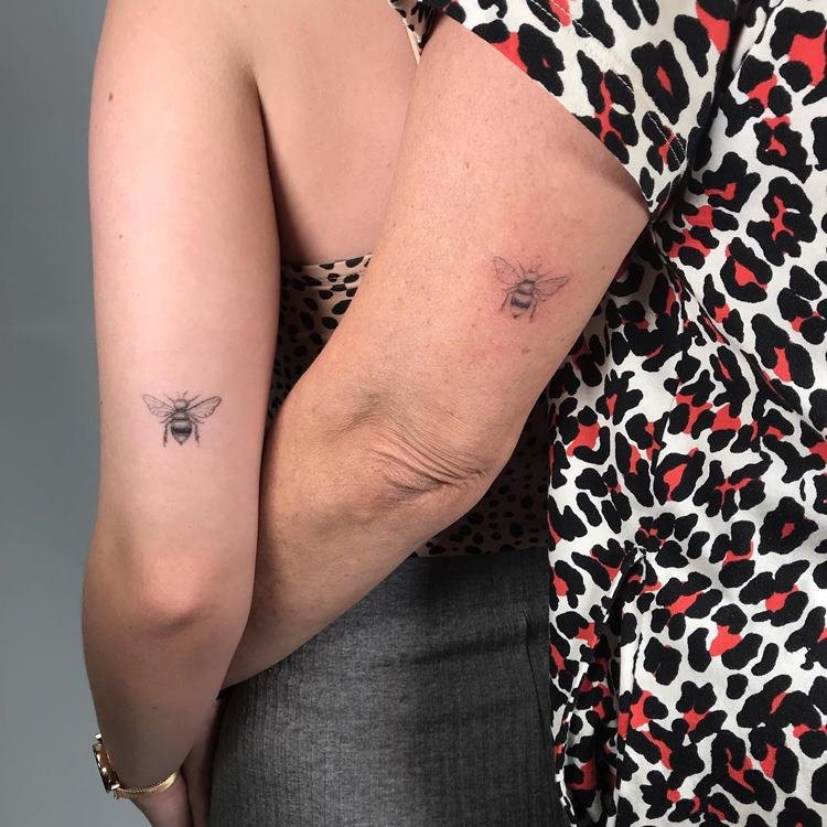 tatuagem-mae-e-filho-desenhos-10 Tatuagens de abelha traço fino na aprte de trás dos braços de mãe e filhja