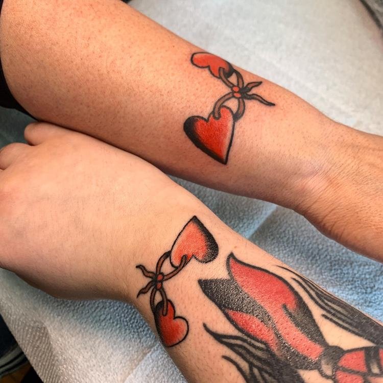 tatuagem-mae-e-filho-desenhos-11 Tatuagem estilo old scholl de dois corações em mãe e em filha