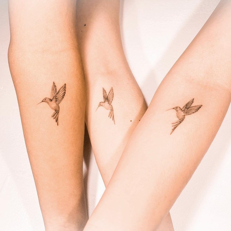 tatuagem-mae-e-filho-desenhos-12 Três braços com tatuagem de beija-flor