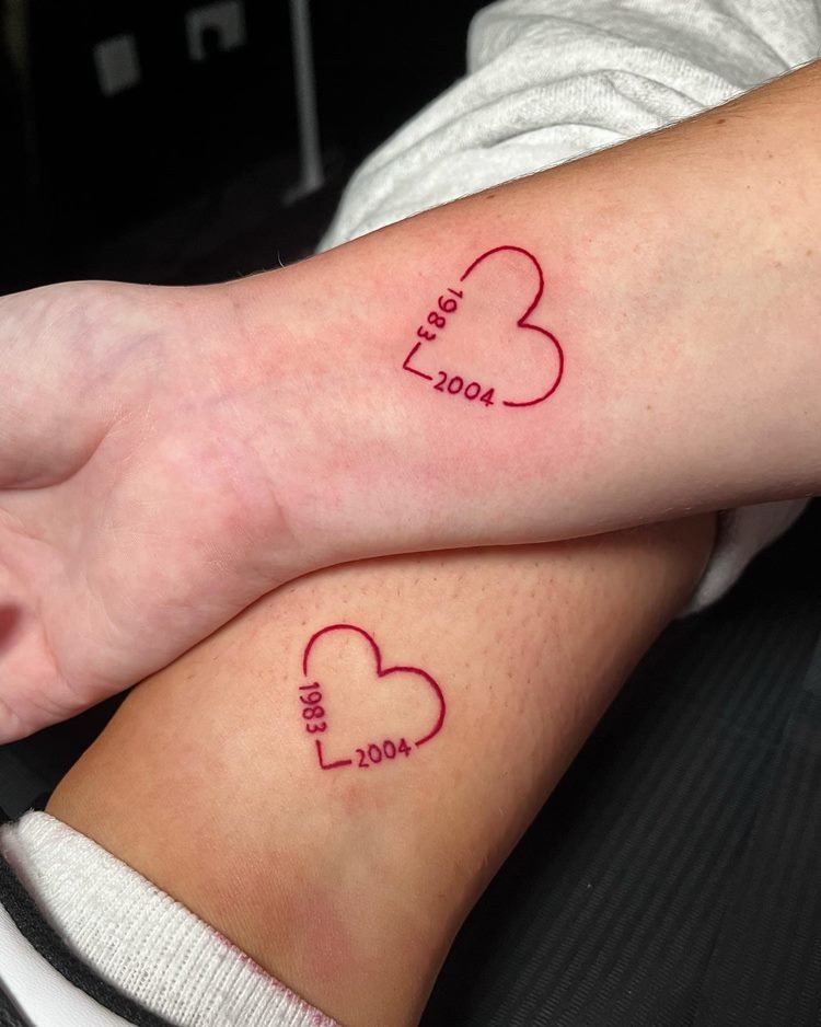 tatuagem-mae-e-filho-desenhos-4 Tatuagem de coração vermelho com anos de nascimento da mãe e do filho