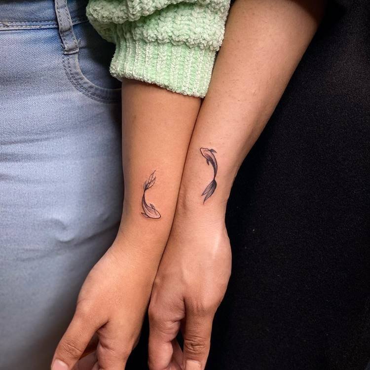 tatuagem-mae-e-filho-desenhos-6 Tatuagem de peixe preto e branco em dois braços