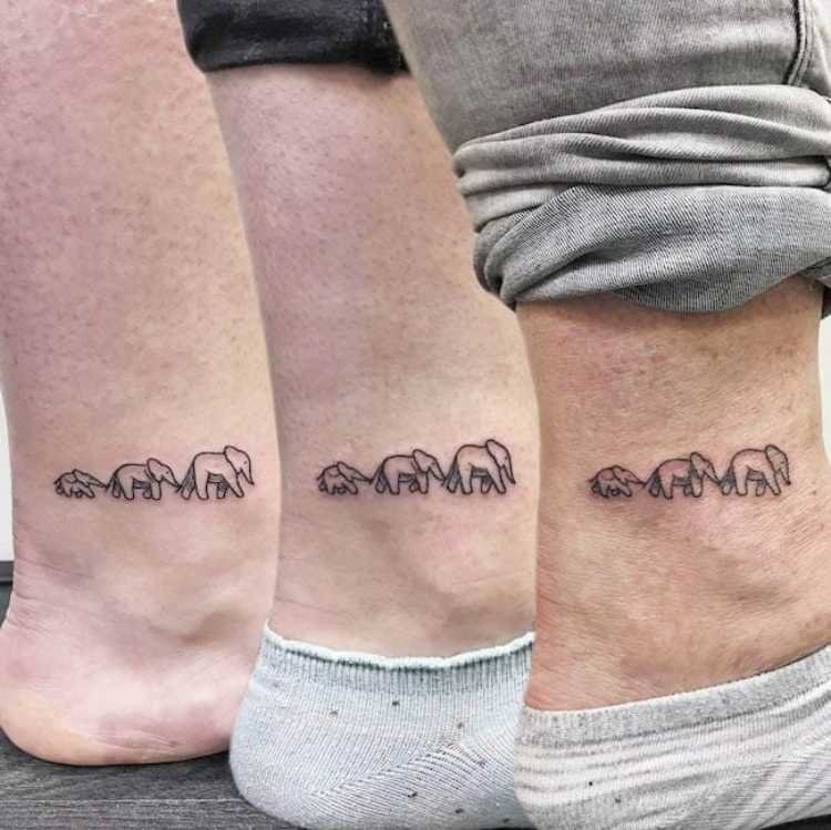 tatuagem-mae-e-filho-elefantes três pessoas com elefantes tatuados no calcanhar, cada um com 3