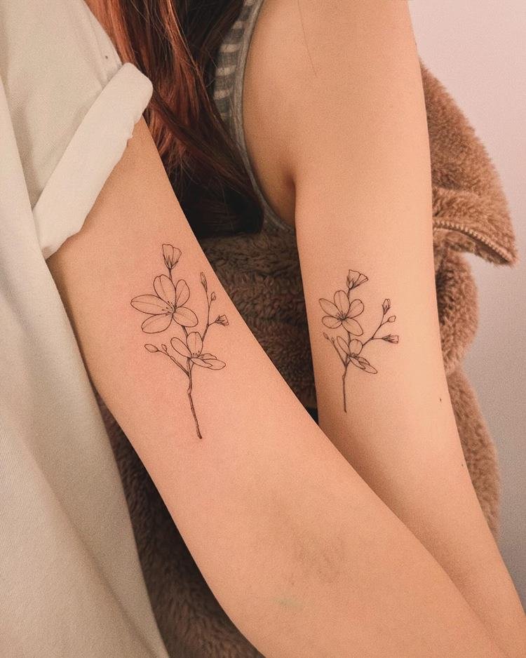 tatuagem-mae-e-filho-flor-7 Tatuagem delicada de ramo de flor orquídea em braço, próximo do pulso, em dois braços