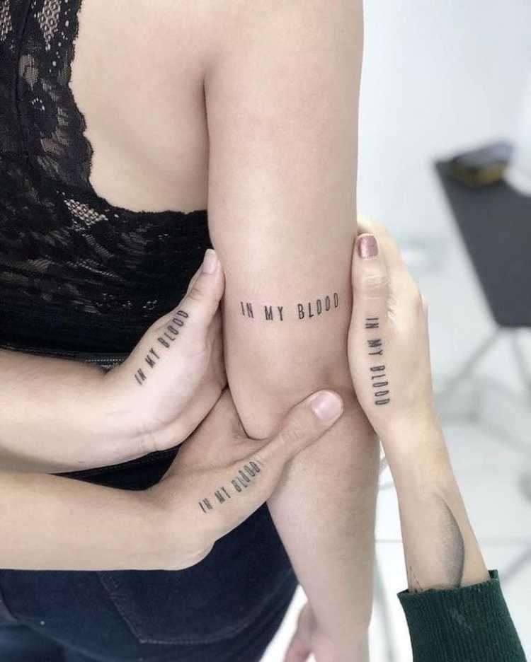 tatuagem-mae-e-filho-frase-2 Mãe e seus 3 filhos com tatuagem de frase em inglês