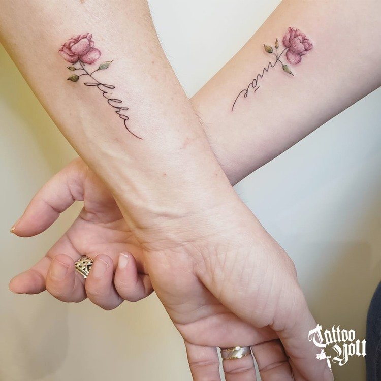 tatuagem-mae-e-filho-frases-5 Tatuagens delicadas de flor com nome mãe em uma e filha em outro em braços, próximo do pulso