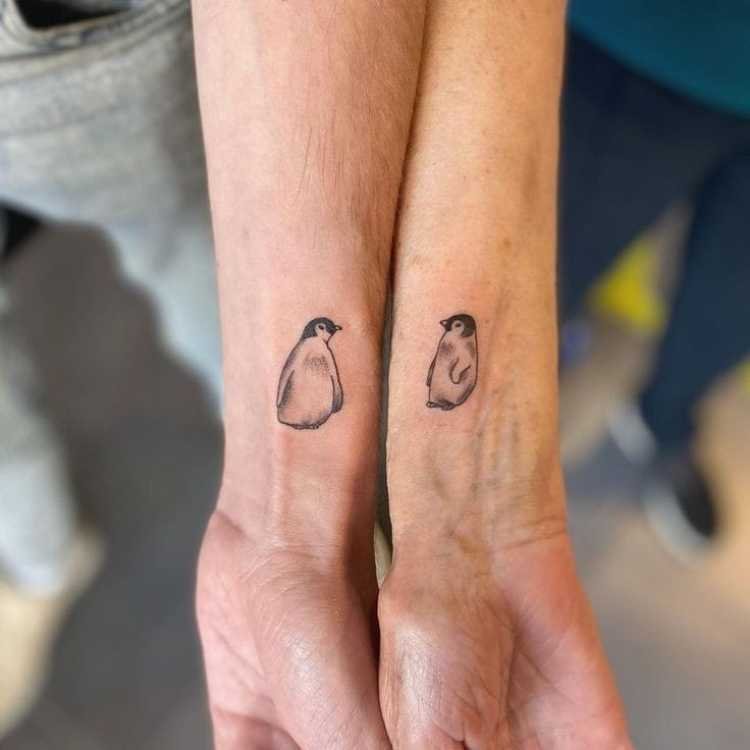 tatuagem-mae-e-filho-pinguim tatuagem mãe e filho no braço, cada um com um pinguim
