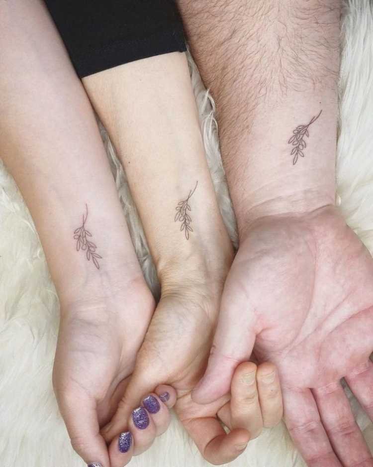 tatuagem-mae-e-filho-raminhos três pessoas com um raminho cada tatuado no pulso
