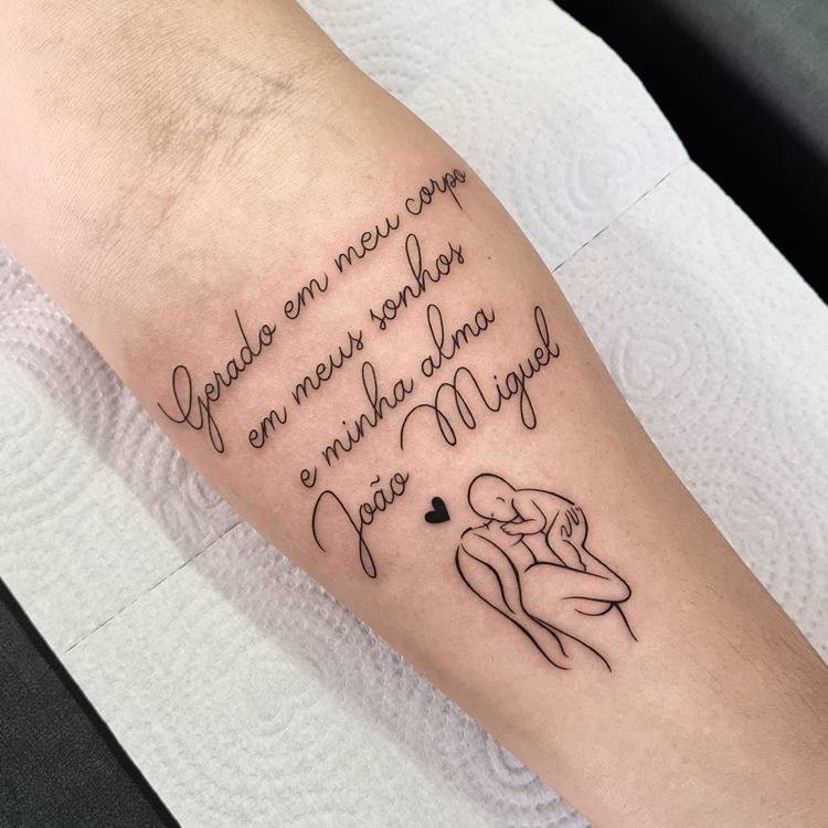 tatuagem-mae-para-filho-10 Tatuagem de frase para filho com desenho de mãe beijando rosto do bebê
