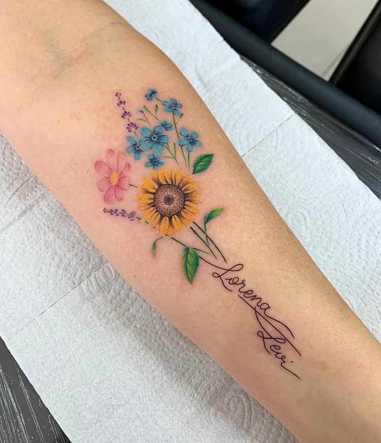 tatuagem-mae-para-filho-11 Tatuagem de flor colorida com nome de filha