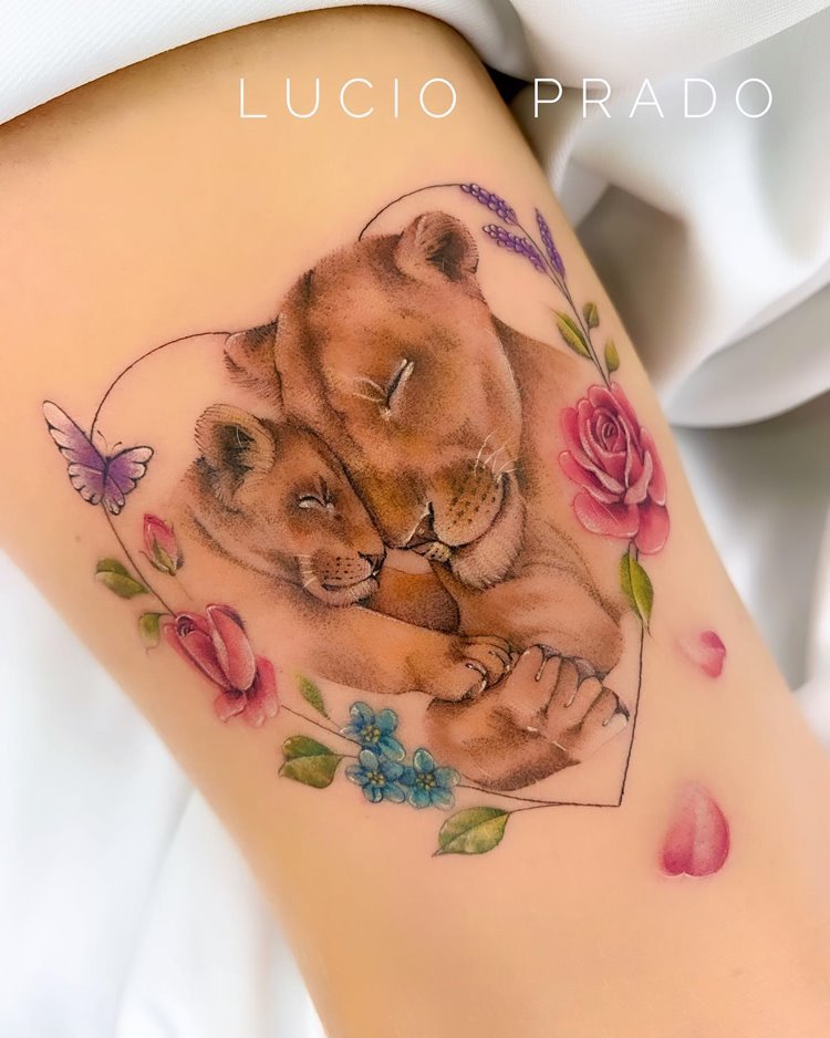 tatuagem-mae-para-filho-13 Tatuagem leoa e filhote com flores em um coração coloridas