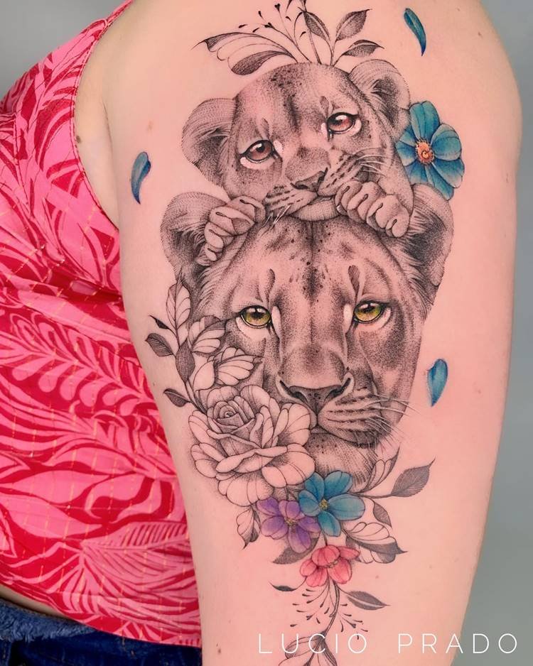 tatuagem-mae-para-filho-14 Tatuagem leoa e filhote com flores coloridas
