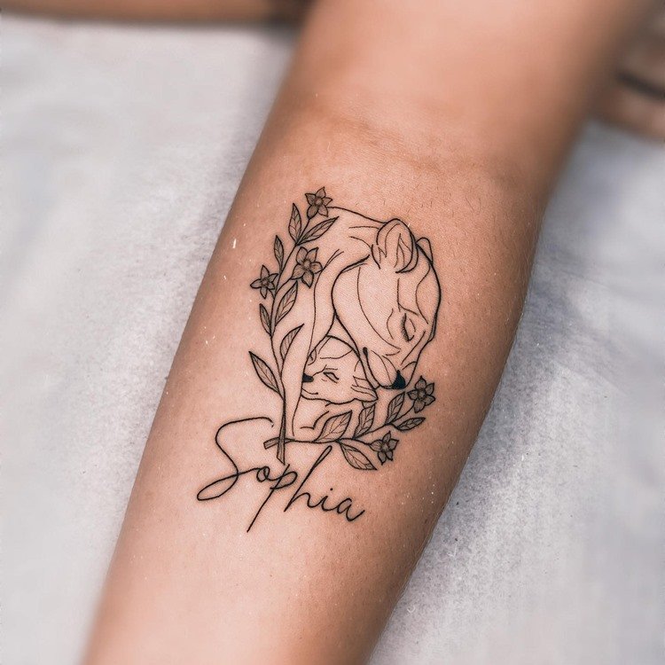 tatuagem-mae-para-filho-3 Tatuagem leoa e filhote com flores e nome Sophia preta