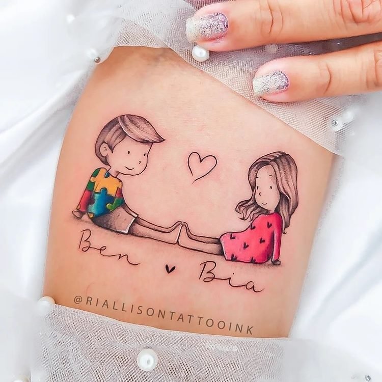 tatuagem-mae-para-filho-5 Tattoo de menino e menina sentados com os pés juntos, coração no meio e seus nomes Ben e Bia