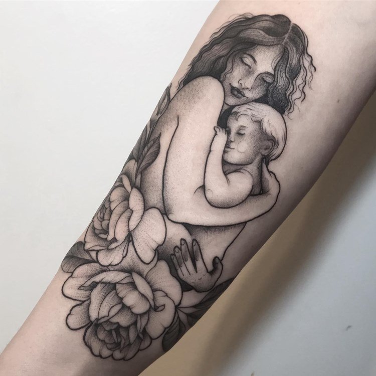 tatuagem-mae-para-filho-8 Tatuagem preta de mãe abraçando o filho com flores embaixo