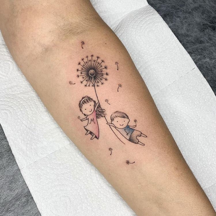 tatuagem-mae-para-filho-9 Tatuagem menina e menino segurando flor dente de leão