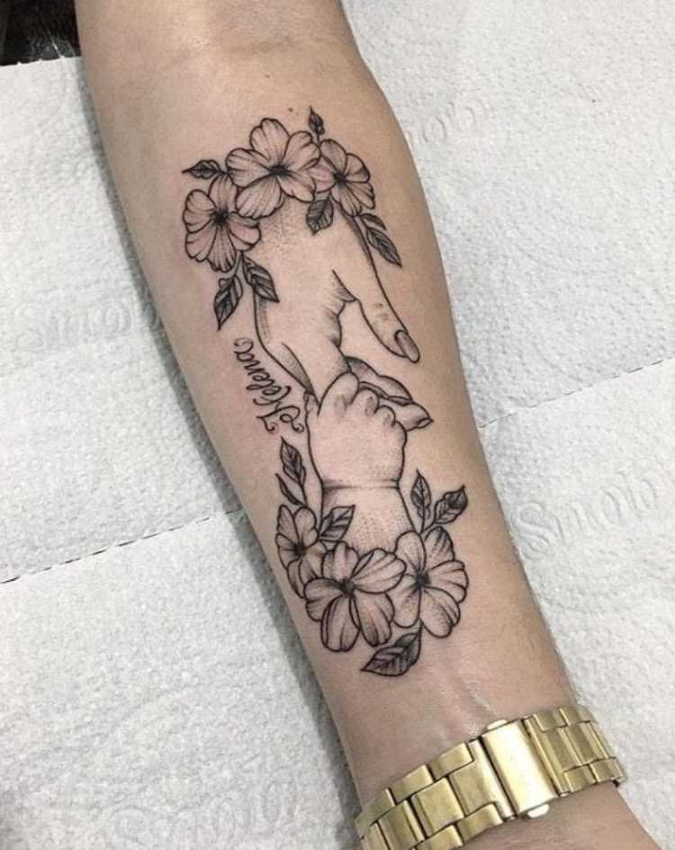 tatuagem-mae-recem-nascido-3 tatuagem mãe segurando mão recém-nascido, flores ao redor