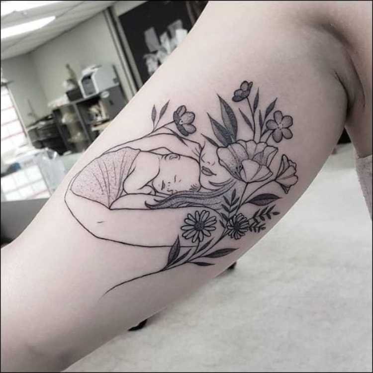 tatuagem-mae-recem-nascido-4 tatuagem mãe segurando recém-nascido, flores ao redor