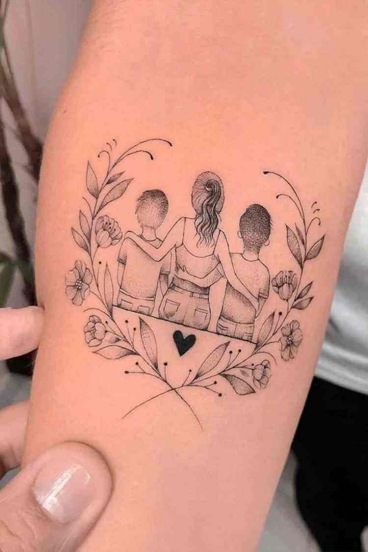 tatuagem-mae tatuagem com mãe e dois filhos, um de cada lado.